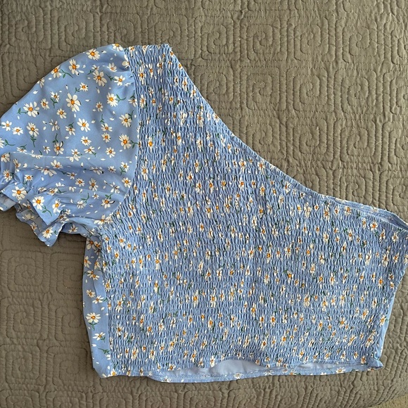 Pretty Garden Floral One-Shoulder Top - Picture 2 of 3